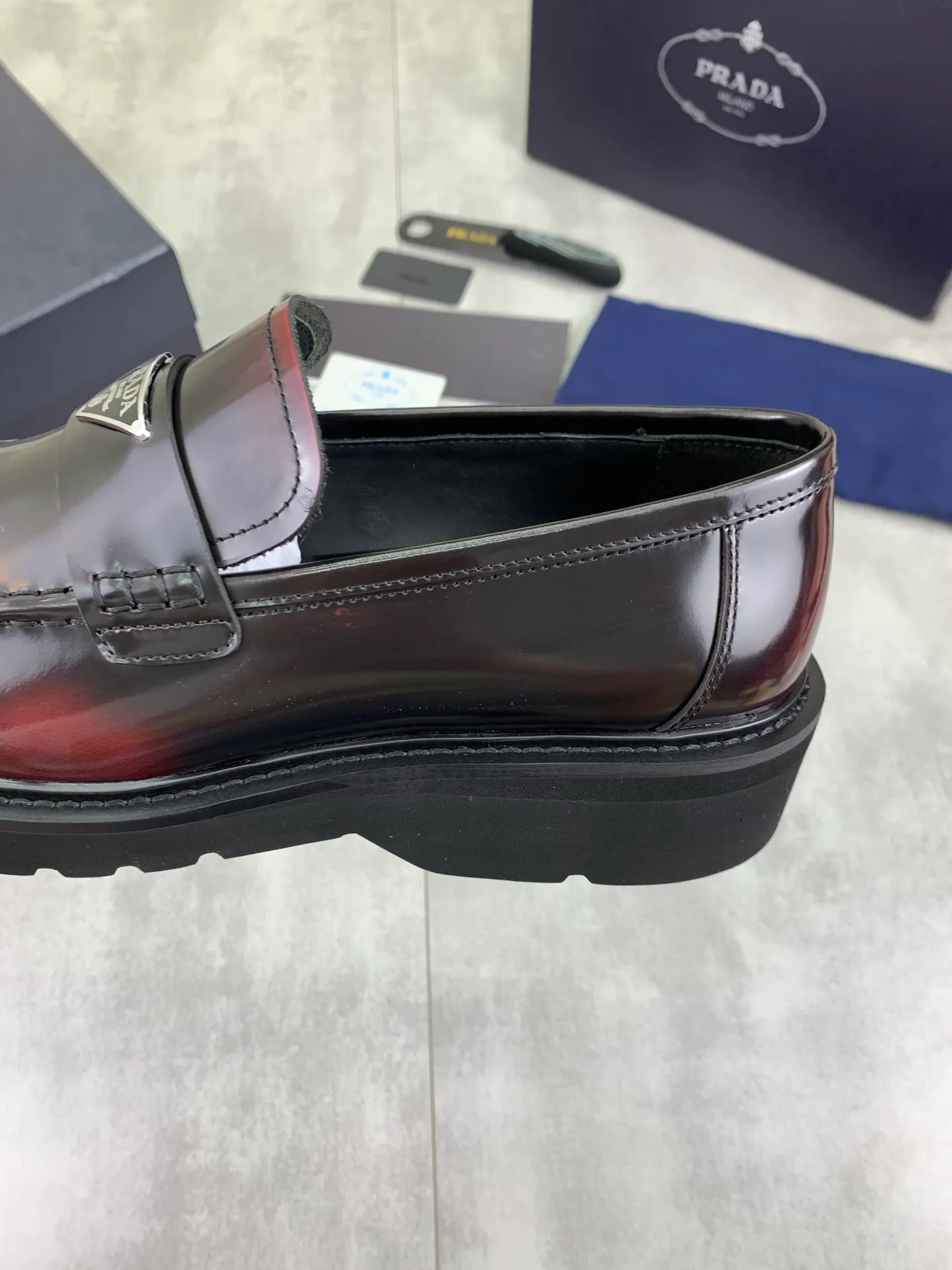 Factory price P880💰Original quality, top version🔱 ＰＲＡＤＡPrada. Men’s business casual leather shoes, top quality products. 1:1 shipment⬆️Luxurious and noble👞All imported original color-brushed edge beads, just to create a more comfortable wearing experience. Upper: Original comfortable open-edge bead rubbed color calfskin➕Top imported water-dyed full cow lining, original high-end lightweight and comfortable TPU foam combination bottom✔️Code number: 39-44 (38 45) 46 47 can be customized)